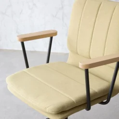 Aiko Chaise de bureau rembourrée mustard avec accoudoirs et roulettes