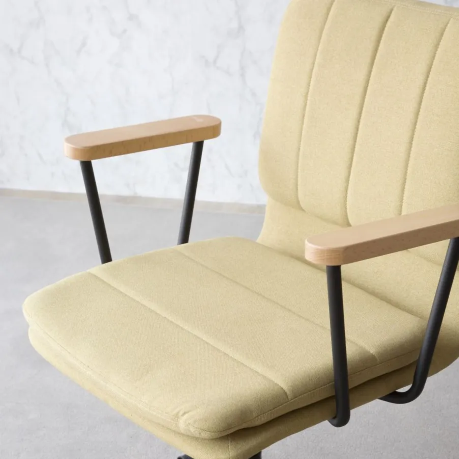 Aiko Chaise de bureau rembourrée mustard avec accoudoirs et roulettes