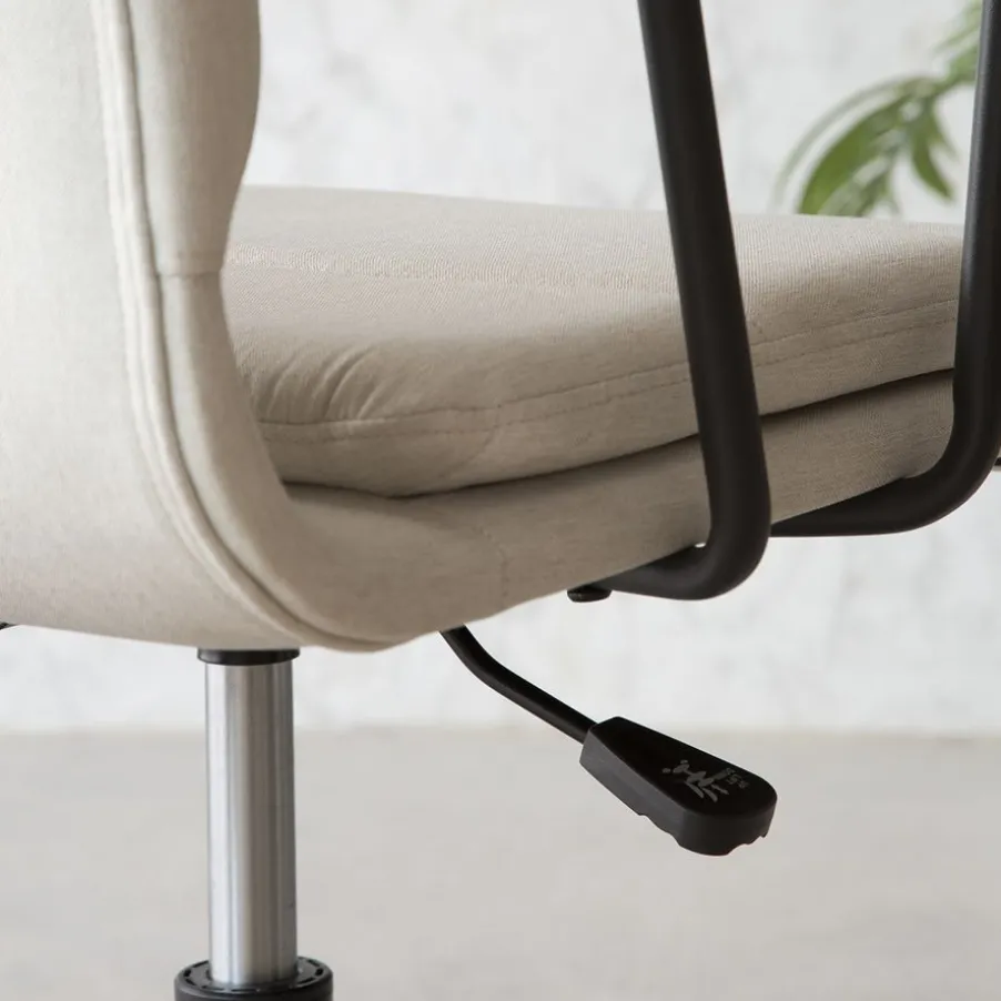 Aiko Chaise de bureau rembourrée beige avec accoudoirs et roulettes