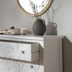 Indira Confortable blanche en bois massif sculpté de manguier