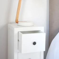 Khai Table de chevet étroite en bois laqué blanc